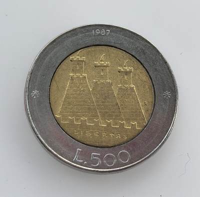 外国优质老铜币纪念币银币专场，周六晚上九点倒数截拍，满百包邮，节前出差在外，5月3日统一发货,可寄存半年，喜欢朋友微信扫描二维码可直接参拍 圣马力诺 1987 年500 里拉双金属流通币，币面展示了标志性的三塔与国徽，是该国里拉时代的法定货币。