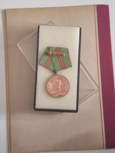 韵星假日军品类拍卖第56期  -- Rimey Holidays Militaria Auction 56 民主德国铜级内务部武装力量忠诚服务奖章带证带原盒 极早期无国徽版本