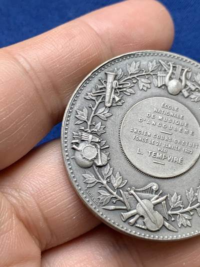 《竞宝斋》第484场 周日，周一，周二 3场连拍 （全场包邮）20级店铺 欢迎送拍 法国昂古莱姆国立音乐学校纪念银章 玛丽安娜女神头像 38.5克 41mm 丰饶角1银标