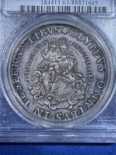 《竞宝斋》第484场 周日，周一，周二 3场连拍 （全场包邮）20级店铺 欢迎送拍 唯一冠军分 PCGS MS63 巴伐利亚1628年马克西米连一世银币 抱婴大泰勒银币 将近400年的出厂状态 加厚盒