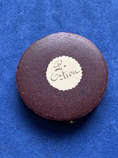 《竞宝斋》第484场 周日，周一，周二 3场连拍 （全场包邮）20级店铺 欢迎送拍 1907年法国科讷博览会纪念铜章 85克 56.5mm 三角铜标 带盒