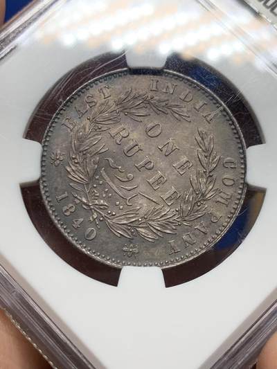 《竞宝斋》第484场 周日，周一，周二 3场连拍 （全场包邮）20级店铺 欢迎送拍 NGC MS62 英属东印度公司1840年发行的维多利亚女王像1卢比银币 。原味包浆，极致深打，发丝极美，眉骨轮廓清晰。来自Frank G. Laiacona，带原始标签，传承有序，值得珍藏。