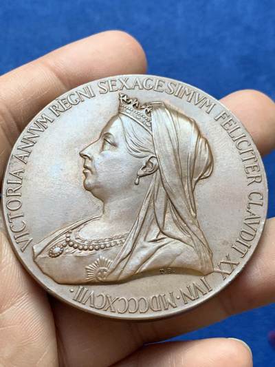 《竞宝斋》第484场 周日，周一，周二 3场连拍 （全场包邮）20级店铺 欢迎送拍 英国1837-1897年维多利亚女王加冕60周年纪念大铜章，带原盒，大尺寸版本，直径55.3mm，重74.8克