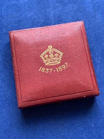 《竞宝斋》第484场 周日，周一，周二 3场连拍 （全场包邮）20级店铺 欢迎送拍 英国1837-1897年维多利亚女王加冕60周年纪念大铜章，带原盒，大尺寸版本，直径55.3mm，重74.8克