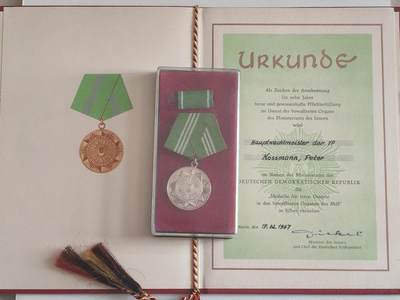 韵星假日军品类拍卖第56期  -- Rimey Holidays Militaria Auction 56 民主德国银级内务部武装力量忠诚服务奖章带证带原盒略 极早期无国徽版本