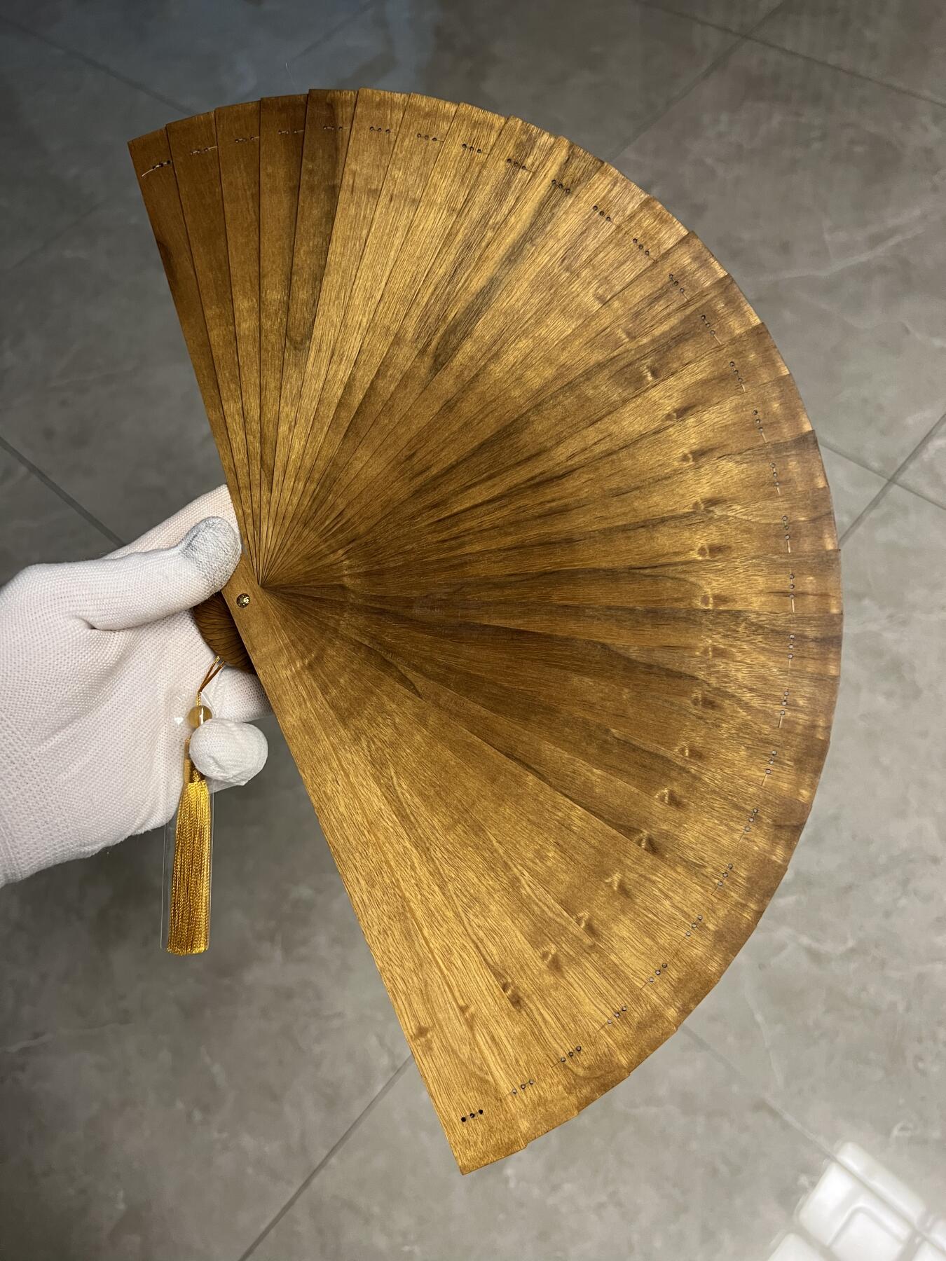 零元拍：金丝楠木苏扇，金光闪闪流光溢彩，药香扑鼻。一把小扇，伴着清香，陪您渡过清凉夏日。尺寸：21/2/4翼展：37.5CM。