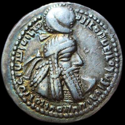 星盘世界钱币 5.2年度精品币大拍 一周年抽奖活动 极品名誉品！萨珊开国之君阿达希尔一世一德拉克马银币（球冠版），这一枚是萨珊银币收藏中非常重要的品种，而且品相非常漂亮，全深打铭文清晰完美