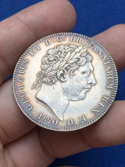 《竞宝斋》第484场 周日，周一，周二 3场连拍 （全场包邮）20级店铺 欢迎送拍 英国1820年乔治三世克朗 乔三马剑关门年份 目测为AU品相 细节见图
