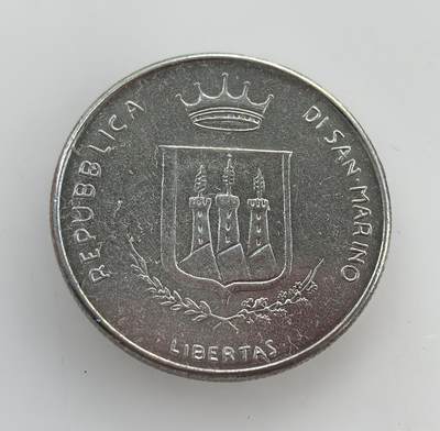 外国优质老铜币纪念币银币专场，周六晚上九点倒数截拍，满百包邮，节前出差在外，5月3日统一发货,可寄存半年，喜欢朋友微信扫描二维码可直接参拍 圣马力诺1983年战争怪兽威胁人类50里拉币，属于核战争威胁主题系列，是当时欧洲反核和平思潮下的纪念流通币。