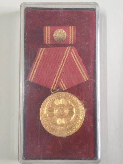 韵星假日军品类拍卖第56期  -- Rimey Holidays Militaria Auction 56 民主德国特级二等内务部武装力量忠诚服务奖章带原盒略