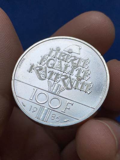 《竞宝斋》第484场 周日，周一，周二 3场连拍 （全场包邮）20级店铺 欢迎送拍 法国1986年自由女神像百年纪念100法郎银币，加厚版，重约30克