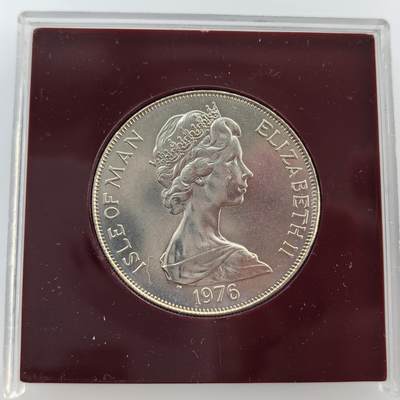 外国优质老铜币纪念币银币专场，周六晚上九点倒数截拍，满百包邮，节前出差在外，5月3日统一发货,可寄存半年，喜欢朋友微信扫描二维码可直接参拍 原装塑料盒马恩岛1976 年有轨马车服务运营百年 1 克朗纪念币。该马车是世界仍在运行的最古老马车线路之一，见证了当地交通历史。