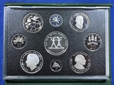 《竞宝斋》第484场 周日，周一，周二 3场连拍 （全场包邮）20级店铺 欢迎送拍 牙买加1988年精制套币 带证书 带10元纪念银币和5元两枚大银币 发行量1000