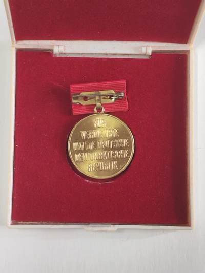 韵星假日军品类拍卖第56期  -- Rimey Holidays Militaria Auction 56 民主德国成立四十周年纪念奖章带原盒