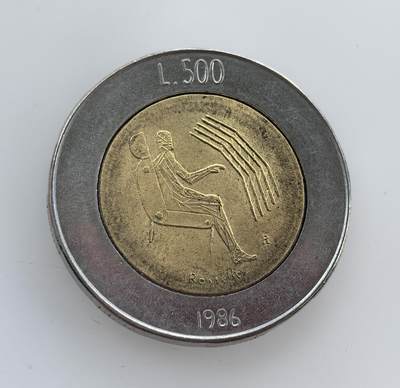 外国优质老铜币纪念币银币专场，周六晚上九点倒数截拍，满百包邮，节前出差在外，5月3日统一发货,可寄存半年，喜欢朋友微信扫描二维码可直接参拍 圣马力诺 1986 年500 里拉双金属币，正面以抽象坐姿人像为主题，背面为国徽，是该国当时的流通货币。