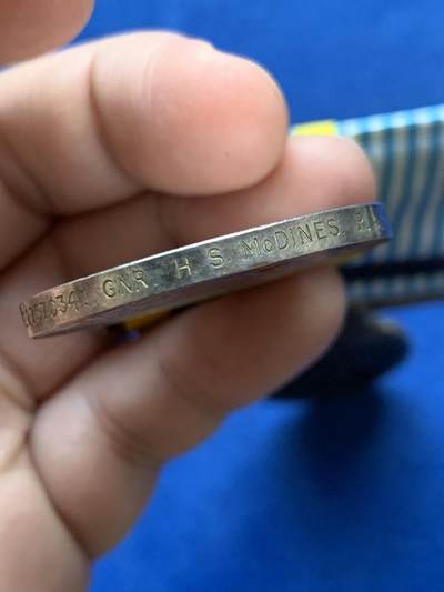 《竞宝斋》第484场 周日，周一，周二 3场连拍 （全场包邮）20级店铺 欢迎送拍 朝鲜战争英军奖章联排，得主为皇家炮兵，带边铭22757034 Gunner H.S. McDines和朝鲜勋条。皇家炮兵的参战人数是最少的部队，发给炮兵的勋章最为稀少。总重84.2克，细节见图。