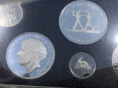 《竞宝斋》第484场 周日，周一，周二 3场连拍 （全场包邮）20级店铺 欢迎送拍 牙买加1988年精制套币 带证书 带10元纪念银币和5元两枚大银币 发行量1000