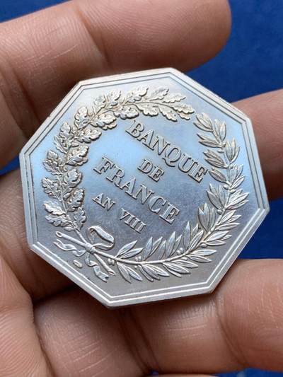 《竞宝斋》第484场 周日，周一，周二 3场连拍 （全场包邮）20级店铺 欢迎送拍 法兰西银行八角银质代币 带925银标 29克 37mm 光边 带盒