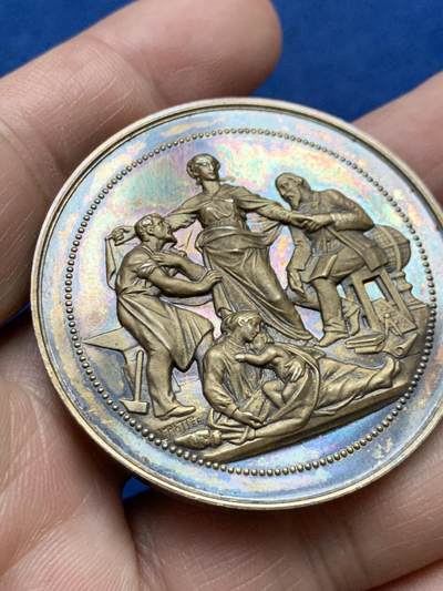 《竞宝斋》第484场 周日，周一，周二 3场连拍 （全场包邮）20级店铺 欢迎送拍 名家名作 法国铁路雇员与工人兄弟会纪念镀金大银章 44克 46.4mm 菱形银标 带盒