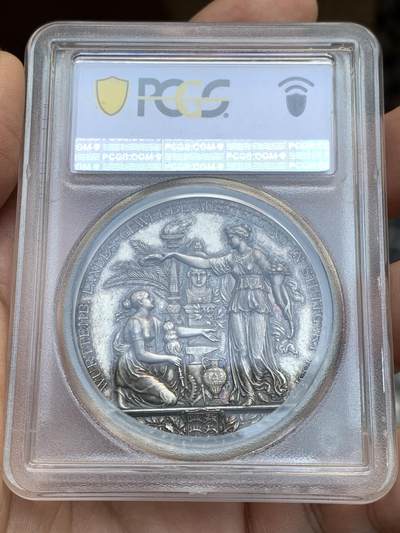 《竞宝斋》第484场 周日，周一，周二 3场连拍 （全场包邮）20级店铺 欢迎送拍 PCGS SP62 德国1881年符腾堡卡尔一世45mm大银章，镜面底板。此章为宫廷雕刻大师卡尔·施文策巅峰代表作，更是19世纪德国人像写实雕刻艺术的高峰。人像中眉骨细节表现尤为震撼，将卡尔一世国王的威严霸气表现得淋漓尽致，值得珍藏。亚军分，更高分仅一枚，评级数仅2枚入盒。加厚盒