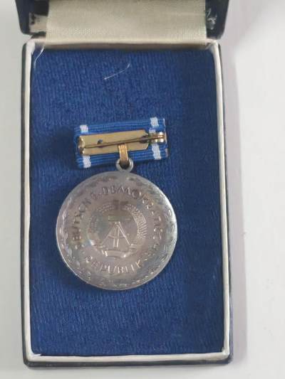 韵星假日军品类拍卖第56期  -- Rimey Holidays Militaria Auction 56 民主德国银级斐斯泰洛齐奖章带原盒