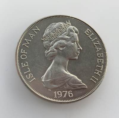 外国优质老铜币纪念币银币专场，周六晚上九点倒数截拍，满百包邮，节前出差在外，5月3日统一发货,可寄存半年，喜欢朋友微信扫描二维码可直接参拍 马恩岛1976年美国独立200周年1克朗纪念币，为纪念美国独立 200 周年发行，背面为华盛顿像，正面为英女王像，体现了英联邦属地对这一历史事件的呼应。