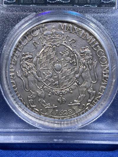 《竞宝斋》第484场 周日，周一，周二 3场连拍 （全场包邮）20级店铺 欢迎送拍 唯一冠军分 PCGS MS63 巴伐利亚1628年马克西米连一世银币 抱婴大泰勒银币 将近400年的出厂状态 加厚盒