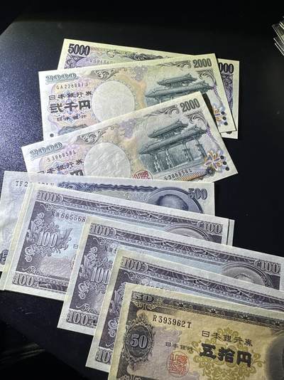《外钞收藏家》第六百三十一期（五一假期场）（长期征集拍品、欢迎藏友们联系合作） 日本50日元1张、100日元3张、500日元2个版本、2000日元2张、5000元1张 全部都是无47（多个尾8、88） 全新UNC