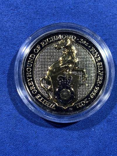 《竞宝斋》第484场 周日，周一，周二 3场连拍 （全场包邮）20级店铺 欢迎送拍 英国2021年女王神兽（黑金帝国版）5镑黑色镀铑和24K镀金普制银币 2盎司 999银 发行量250枚 盒证全