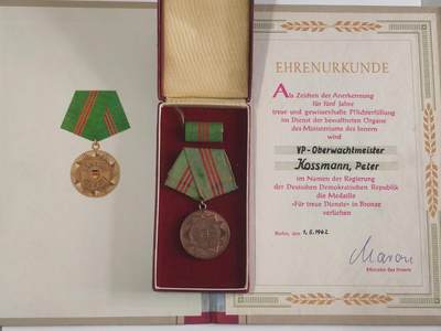 韵星假日军品类拍卖第56期  -- Rimey Holidays Militaria Auction 56 民主德国铜级内务部武装力量忠诚服务奖章带证带原盒略 极早期无国徽版本