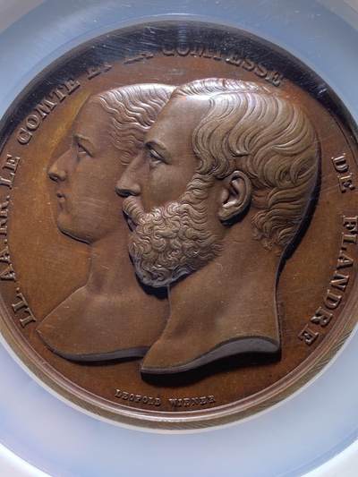 《竞宝斋》第484场 周日，周一，周二 3场连拍 （全场包邮）20级店铺 欢迎送拍 NGC MS62 1867年原铸比利时王子菲利普王室主题婚礼纪念超大铜章，顶级章牌师 Wienner制造雕刻，该章是由比利时王室委托Wiener工坊铸造，仅用于馈赠王室成员，外交使节及贵族，是重要王室纪念章牌。双面高浮雕，正面菲利普与玛丽，背面五位丘比特天使，分别象征爱情、祝福、丰收等寓意，顶部天使手持花环加冕文章。直径75mm 加大盒+超厚盒，重181g