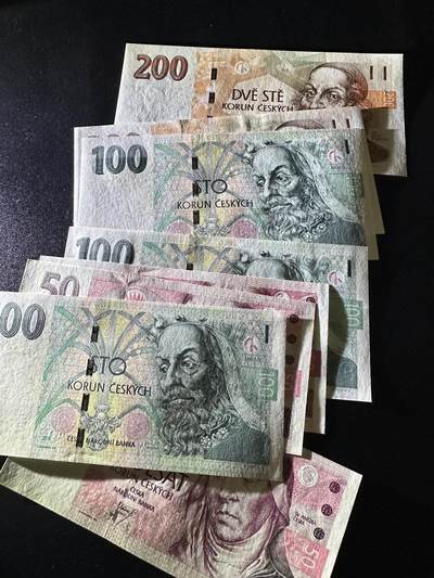 《外钞收藏家》第六百三十一期（五一假期场）（长期征集拍品、欢迎藏友们联系合作） 捷克50、100、200克朗 8张一起 全新UNC