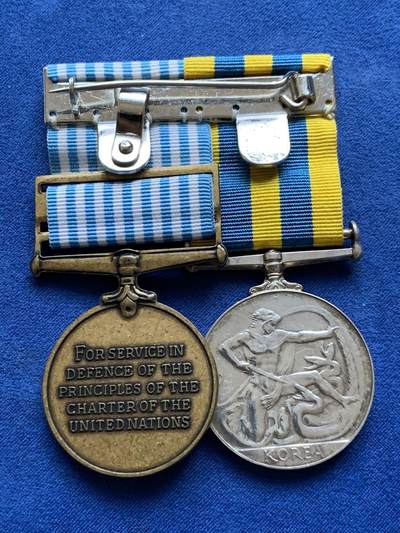 《竞宝斋》第484场 周日，周一，周二 3场连拍 （全场包邮）20级店铺 欢迎送拍 朝鲜战争英军奖章联排，得主为皇家炮兵，带边铭22757034 Gunner H.S. McDines和朝鲜勋条。皇家炮兵的参战人数是最少的部队，发给炮兵的勋章最为稀少。总重84.2克，细节见图。