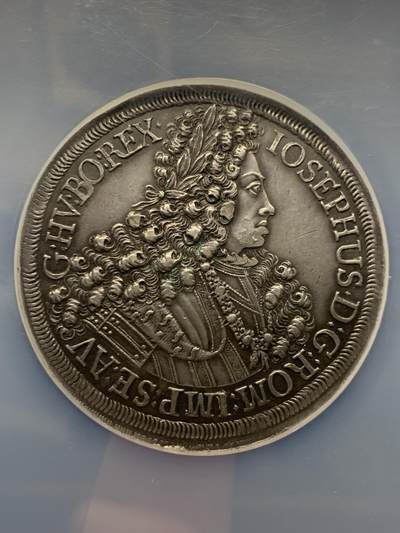 《竞宝斋》第484场 周日，周一，周二 3场连拍 （全场包邮）20级店铺 欢迎送拍 NGC AU58 神圣罗马帝国 1705 约瑟夫一世 2泰勒大银币 56.22克的双重手感 大波浪发型 不用换藏的品种 加大盒装 盒子下沿有磕