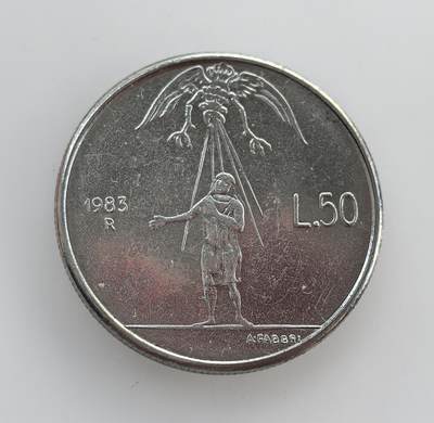 外国优质老铜币纪念币银币专场，周六晚上九点倒数截拍，满百包邮，节前出差在外，5月3日统一发货,可寄存半年，喜欢朋友微信扫描二维码可直接参拍 圣马力诺1983年战争怪兽威胁人类50里拉币，属于核战争威胁主题系列，是当时欧洲反核和平思潮下的纪念流通币。