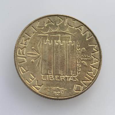 外国优质老铜币纪念币银币专场，周六晚上九点倒数截拍，满百包邮，节前出差在外，5月3日统一发货,可寄存半年，喜欢朋友微信扫描二维码可直接参拍 圣马力诺1985年幸福一家人200 里拉纪念币，以家庭形象为主题，背面为圣马力诺国徽，彰显其重视家庭与 “自由” 的国家理念。