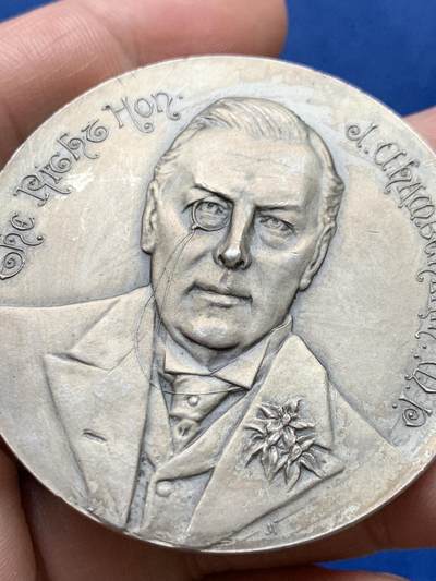 《竞宝斋》第484场 周日，周一，周二 3场连拍 （全场包邮）20级店铺 欢迎送拍 1903年英国首相张伯伦访问南非纪念镀银铜章，50.4毫米，53.55克。少见品种