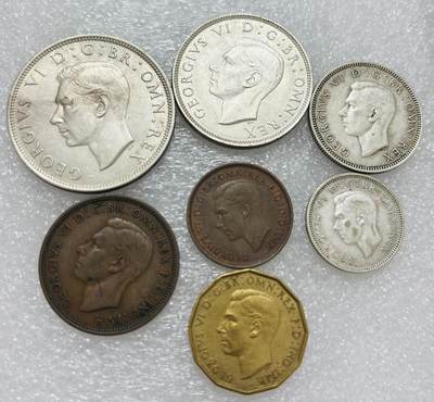 文馨钱币收藏第 302 场，国外回流老铜币，中东阿拉伯地区，拉美等国货币，30 号 1 号二连拍，长期接代拍业务，预计 4 月 4-5 号发货 英国 1941 年乔治六世 1 法新---半克朗大银币一组 7 枚，包含 4 枚银币，共 33.87 克银，均 500 银，其中 2 先令，半克朗目测 UNC 品，总体都是极美品，喜欢的出价