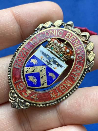 《竞宝斋》第484场 周日，周一，周二 3场连拍 （全场包邮）20级店铺 欢迎送拍 英国1934年皇家共济会慈善机构鎏金珐琅银章，工艺精美，背面有走狮925银标及伦敦狮头银标。总重约20克