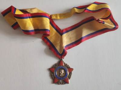 韵星假日军品类拍卖第56期  -- Rimey Holidays Militaria Auction 56 厄瓜多尔指挥官级艾洛伊阿佛罗勋章 第一版 单等级 颁发给外国或者本国对共和国特殊贡献的认识 非常少见 铜珐琅背打厂标 极品 最后为emedal售出参考价格 