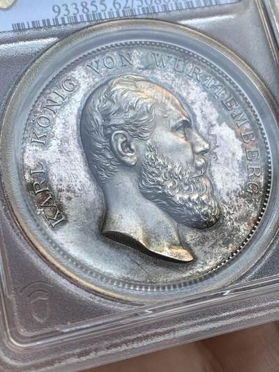 《竞宝斋》第484场 周日，周一，周二 3场连拍 （全场包邮）20级店铺 欢迎送拍 PCGS SP62 德国1881年符腾堡卡尔一世45mm大银章，镜面底板。此章为宫廷雕刻大师卡尔·施文策巅峰代表作，更是19世纪德国人像写实雕刻艺术的高峰。人像中眉骨细节表现尤为震撼，将卡尔一世国王的威严霸气表现得淋漓尽致，值得珍藏。亚军分，更高分仅一枚，评级数仅2枚入盒。加厚盒