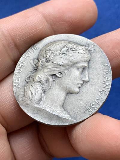 《竞宝斋》第484场 周日，周一，周二 3场连拍 （全场包邮）20级店铺 欢迎送拍 法国战争部长颁发银质纪念章 23克 35.6mm 丰饶角1银标 带盒