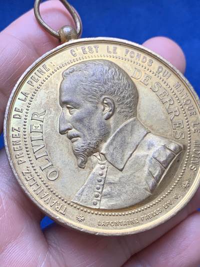 《竞宝斋》第484场 周日，周一，周二 3场连拍 （全场包邮）20级店铺 欢迎送拍 法国农业之父奥利维耶·德·塞尔镀金纪念章 86.8克 55.5mm大直径 双面高浮雕 少见版本