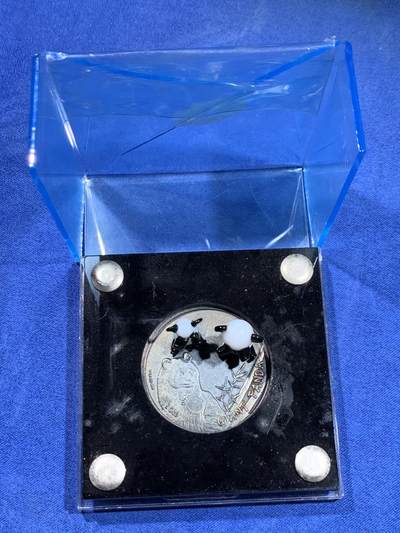 《竞宝斋》第484场 周日，周一，周二 3场连拍 （全场包邮）20级店铺 欢迎送拍 布基纳法索2016年波西米亚艺术系列-玻璃雕塑熊猫1000中非法郎带2个玻璃雕塑仿古银币 1盎司 999银 发行量1500枚 盒证全（塑料盒损坏） 盒证全（盒即证）