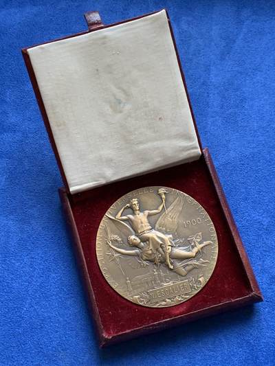 《竞宝斋》第484场 周日，周一，周二 3场连拍 （全场包邮）20级店铺 欢迎送拍 1900年法国巴黎世博会纪念大铜章 105.5克 63.5mm 丰饶角铜标 好品 带原盒