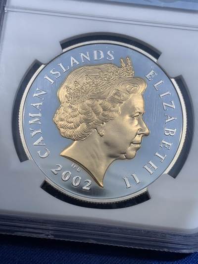 《竞宝斋》第484场 周日，周一，周二 3场连拍 （全场包邮）20级店铺 欢迎送拍 NGC PF69UC 开曼群岛2002年“英国王冠”镀金精制银币，币面王冠高浮雕，女王像镀金。