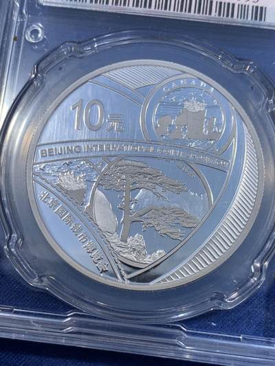 《竞宝斋》第484场 周日，周一，周二 3场连拍 （全场包邮）20级店铺 欢迎送拍 2018年北京国际钱币博览会纪念银币，镜面高浮雕，中国金币封装