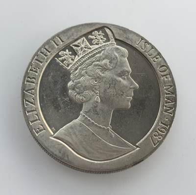 外国优质老铜币纪念币银币专场，周六晚上九点倒数截拍，满百包邮，节前出差在外，5月3日统一发货,可寄存半年，喜欢朋友微信扫描二维码可直接参拍 马恩岛1987年美洲杯帆船赛奖杯1克朗纪念币，为纪念在澳大利亚弗里曼特尔举办的美洲杯帆船赛，币面呈现了赛事奖杯与帆船。