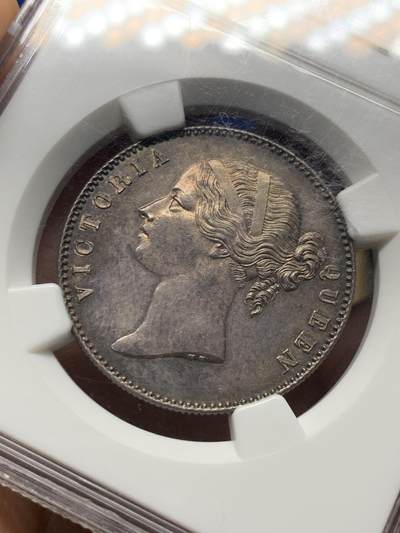 《竞宝斋》第484场 周日，周一，周二 3场连拍 （全场包邮）20级店铺 欢迎送拍 NGC MS62 英属东印度公司1840年发行的维多利亚女王像1卢比银币 。原味包浆，极致深打，发丝极美，眉骨轮廓清晰。来自Frank G. Laiacona，带原始标签，传承有序，值得珍藏。