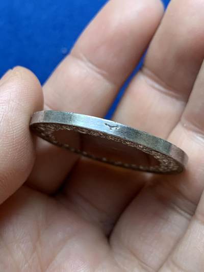 《竞宝斋》第484场 周日，周一，周二 3场连拍 （全场包邮）20级店铺 欢迎送拍 法国婚礼纪念银章，正面刻画由宗教女神见证的新人牵手场景，边缘铭文译“宗教将他们结合”，背面无刻字。直径：36mm，重：22g，神灯边铭。